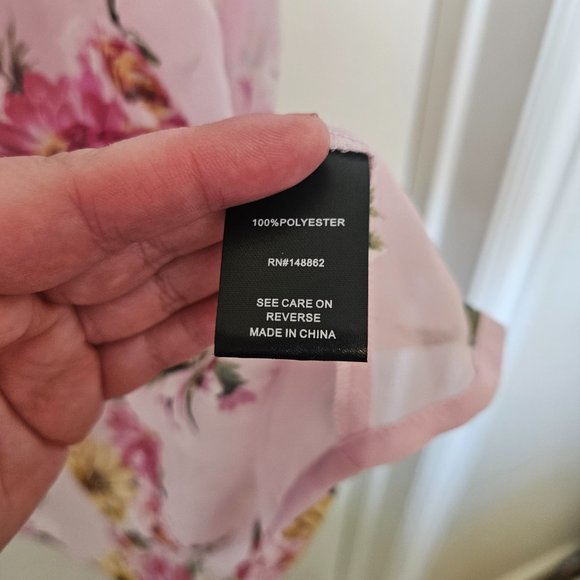 Torrid NWT high low top, button up top, pink floral, size 2 - Picture 9 of 10